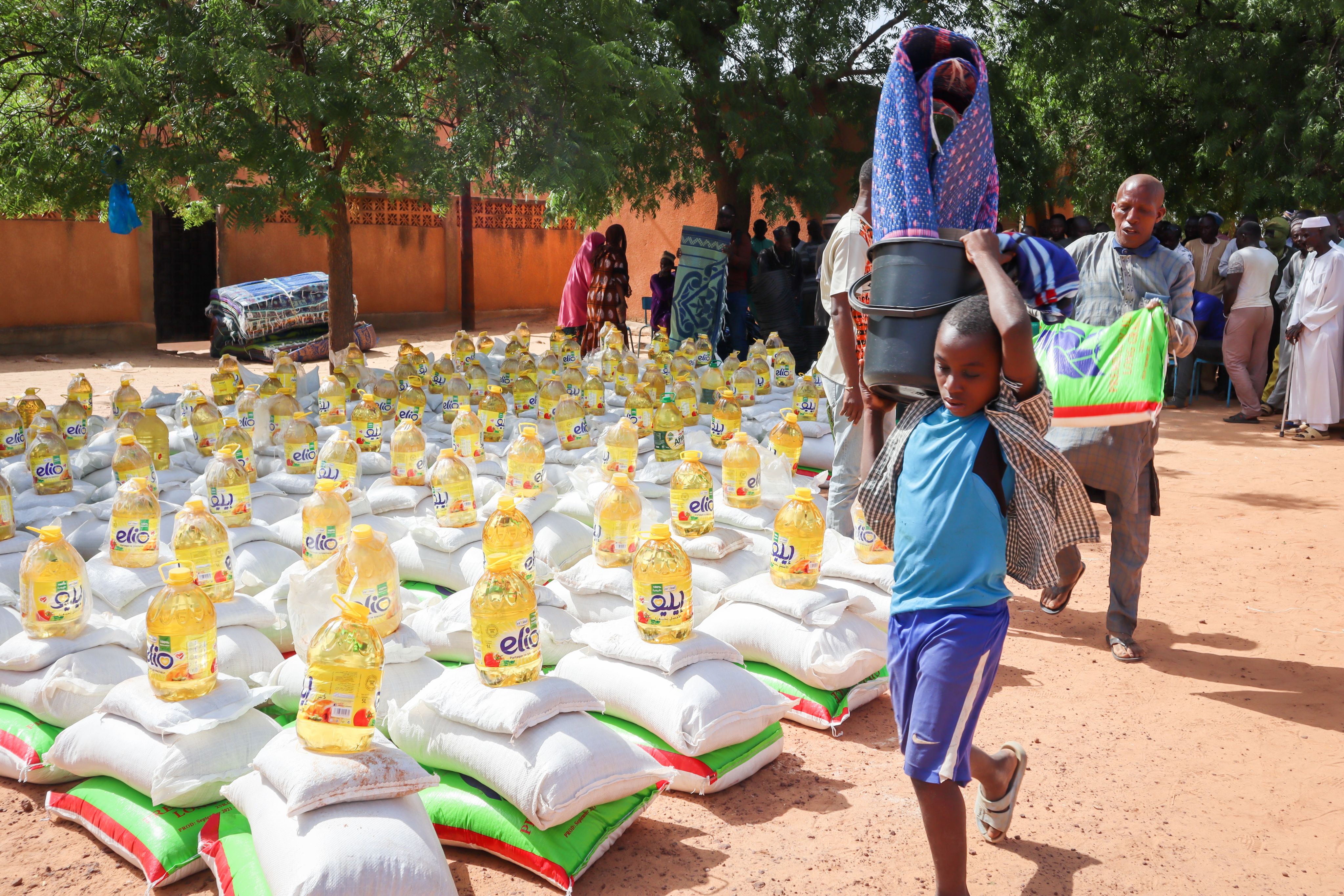 Nothilfe im Niger: Verteilaktion von Lebensmittelpaketen